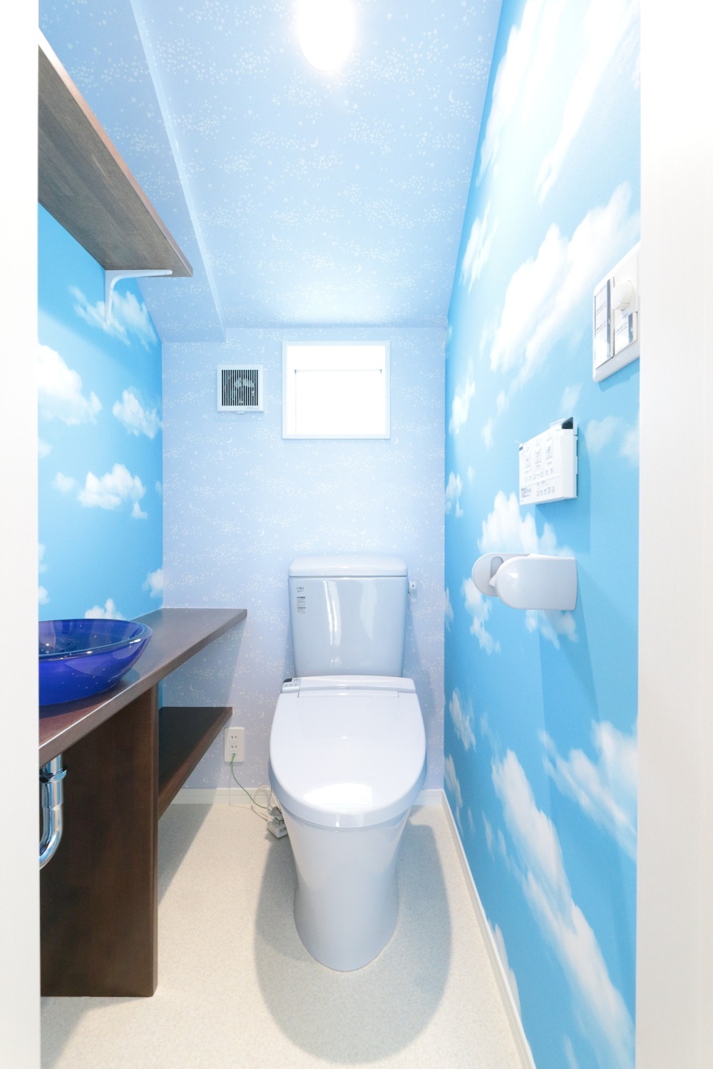 青いトイレ